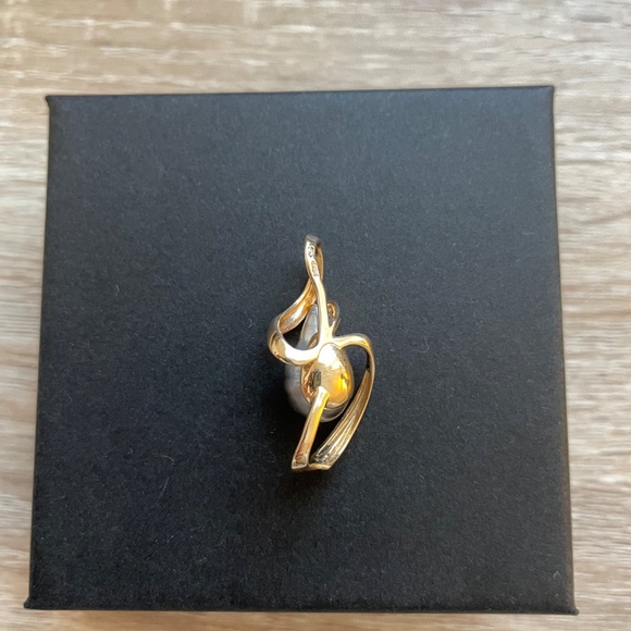 Vintage Solid 14K Yellow Gold Pearl & Diamond Charm Pendant - Picture 5 of 7